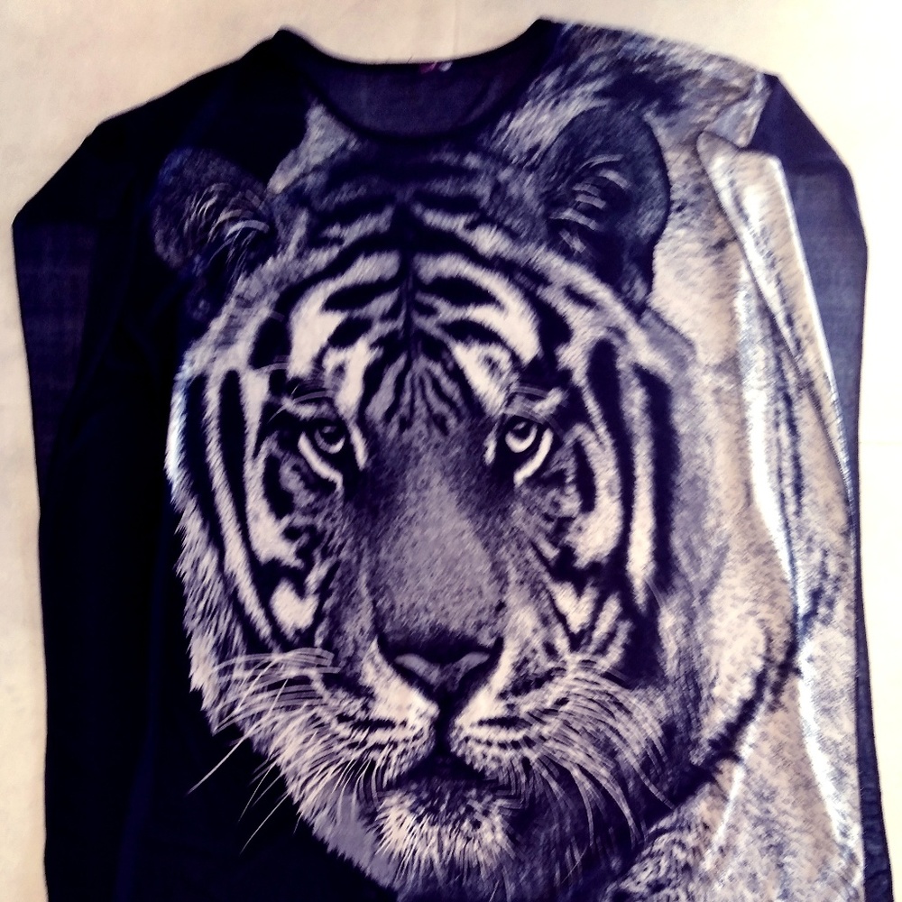 Light and Flowing Tiger Image Long Dress Shirt